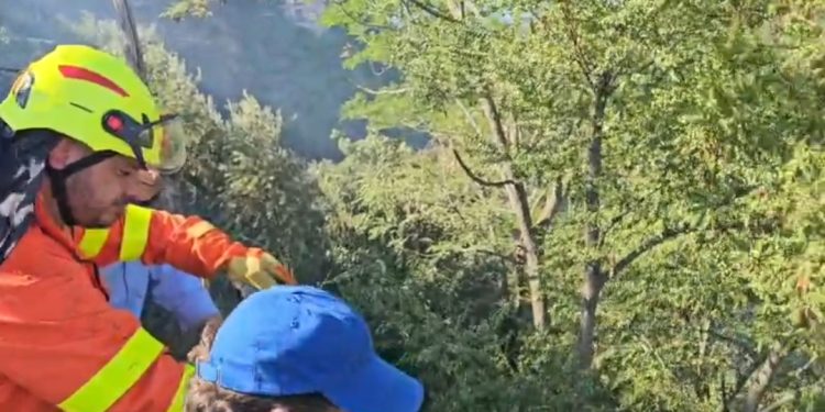 Incendio tra i boschi a Padula, il rogo “minaccia” il centro storico