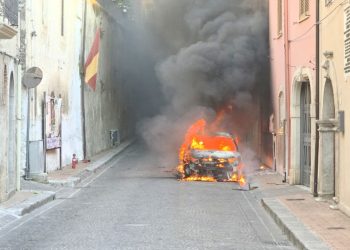 Auto in fiamme a Polla, il fumo nero invade il centro storico