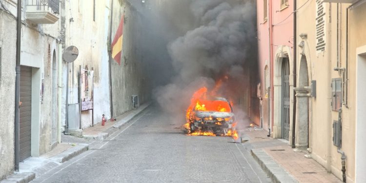 Auto in fiamme a Polla, il fumo nero invade il centro storico