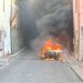 Auto in fiamme a Polla, il fumo nero invade il centro storico