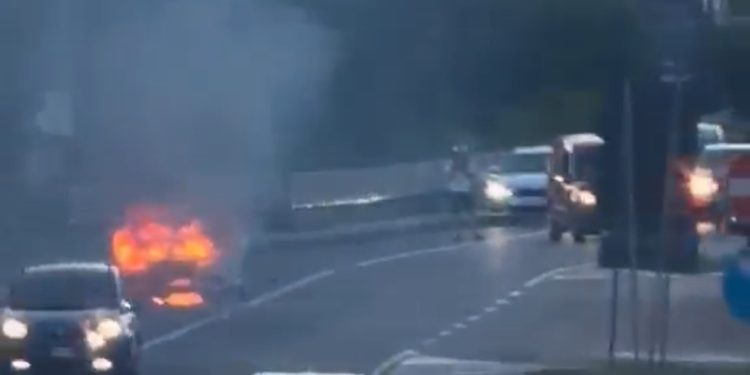 Un’altra auto in fiamme a Polla (per autocombustione). È dell’ex sindaco di Auletta