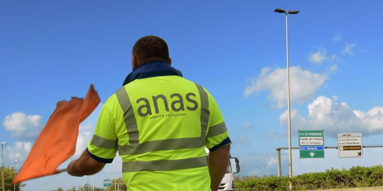 Bollino rosso nel primo grande weekend di partenze: previsti oltre 27 milioni di spostamenti sulle strade italiane