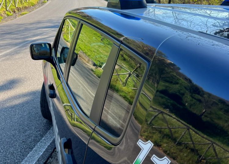 Fabbricava e vendeva armi clandestine a Castiglione del Genovesi: arrestato 28enne