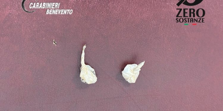 I carabinieri sorprendono uno scambio di crack e arrestano tre persone nel Beneventano