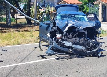 Perde il controllo dell’auto e va a finire contro un palo. Paura ad Auletta