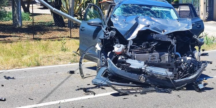 Perde il controllo dell’auto e va a finire contro un palo. Paura ad Auletta