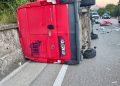 Scontro tra Atena e Brienza, furgone si cappotta