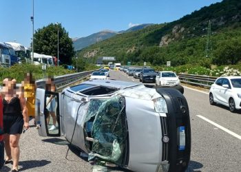 Auto si cappotta in A2 tra Polla e Atena: due feriti