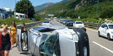 Auto si cappotta in A2 tra Polla e Atena: due feriti
