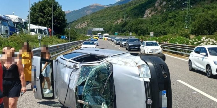 Auto si cappotta in A2 tra Polla e Atena: due feriti