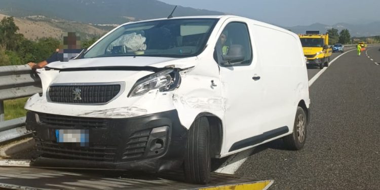 Tamponamento sull’A2 tra Casalbuono e Buonabitacolo: un ferito