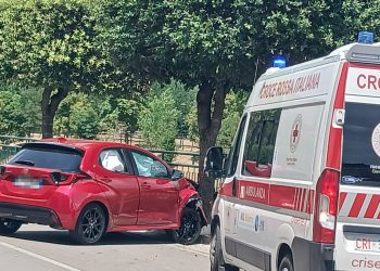 Con l’auto contro un albero: un ferito a Polla