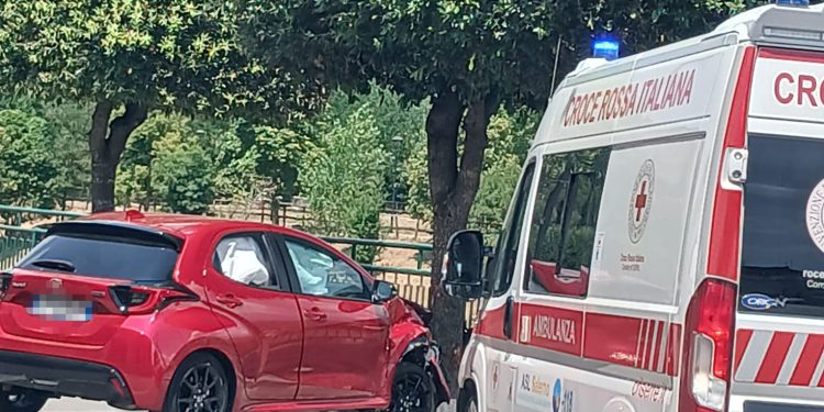 Con l’auto contro un albero: un ferito a Polla