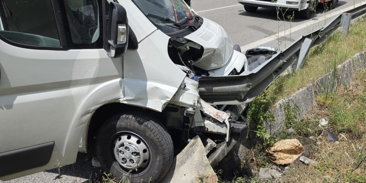 Incidente a Sanza, furgone “trafitto” da guard rail. Ferita una donna