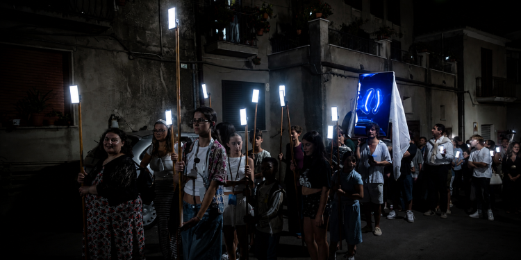 A San Giovanni a Piro la processione “digitale”. La performance che divide