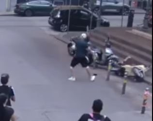 Salerno.Vandali in azione a Piazza San Francesco, scooter scaraventati a terra senza apparente motivo