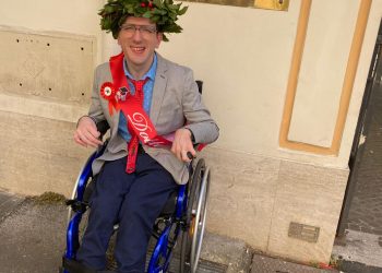 Ciro si laurea e un intero paese lo festeggia. Polla celebra il dottore Medici