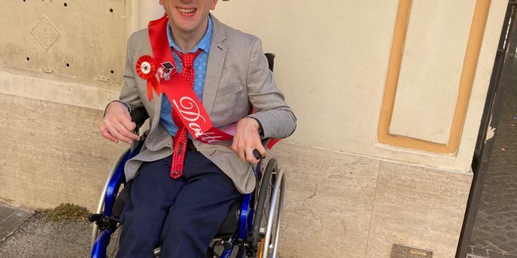 Ciro si laurea e un intero paese lo festeggia. Polla celebra il dottore Medici