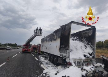 Incendio avvolge un autocarro a Montecorvino Pugliano: in fiamme un mezzo carico di elettrodomestici