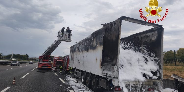 Incendio avvolge un autocarro a Montecorvino Pugliano: in fiamme un mezzo carico di elettrodomestici