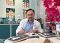 Vincenzo Spinelli, dal viaggio alla scrittura: il “Farmacista Viaggiatore” presenta il suo romanzo “Dottò, m’ fa mal ’a cap’”