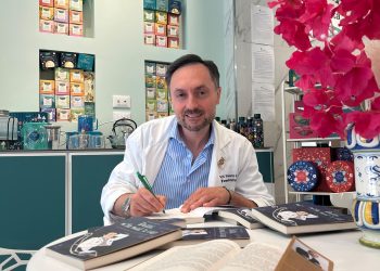 Vincenzo Spinelli, dal viaggio alla scrittura: il “Farmacista Viaggiatore” presenta il suo romanzo “Dottò, m’ fa mal ’a cap’”
