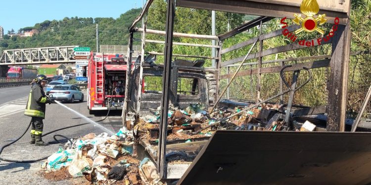 Furgone che trasporta mangimi in fiamme sull’A2, tempestivo intervento dei vigili del fuoco