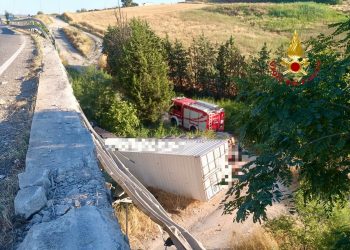 Tragedia a Matera, muore un autotrasportatore dopo il volo dal cavalcavia