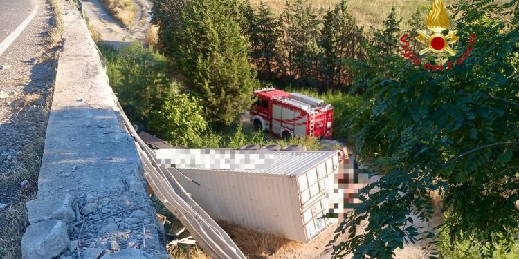Tragedia a Matera, muore un autotrasportatore dopo il volo dal cavalcavia