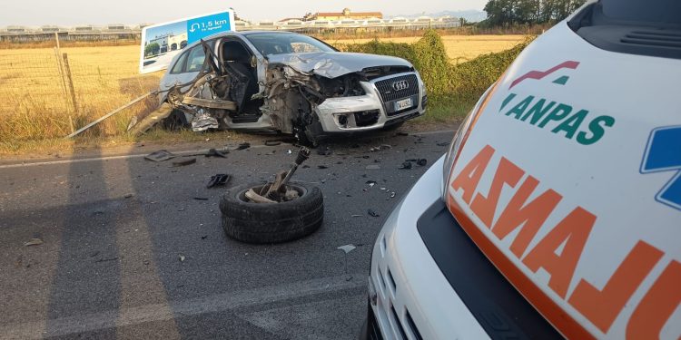 Scontro tra un’auto e furgone, che si ribalta, a Eboli