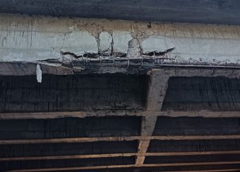 Mezzo pesante si incastra sotto il viadotto dell’autostrada a Padula