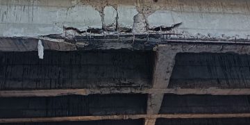 Mezzo pesante si incastra sotto il viadotto dell’autostrada a Padula