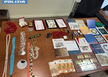 Finge di essere un direttore  delle Poste e truffa un’anziana: 21enne arrestato a Potenza