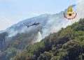 Emergenza incendi nel salernitano: fiamme sul Monte San Liberatore a Salerno, roghi anche a Maiori, Tramonti ed Eboli