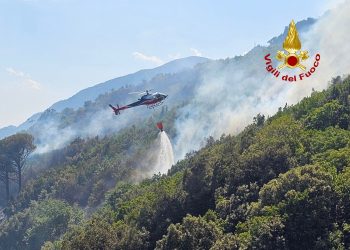 Emergenza incendi nel salernitano: fiamme sul Monte San Liberatore a Salerno, roghi anche a Maiori, Tramonti ed Eboli