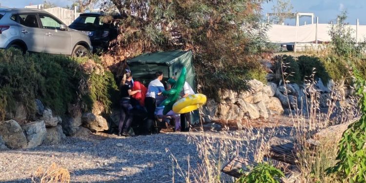 Camerota, controlli a tappeto della Polizia Municipale. Multe per rifiuti, sequestri in spiaggia e verifiche sull’imposta di soggiorno