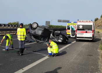 Auto si ribalta tra Eboli e Battipaglia: 4 feriti. Mezzi danneggiati a Sala Consilina per dei detriti