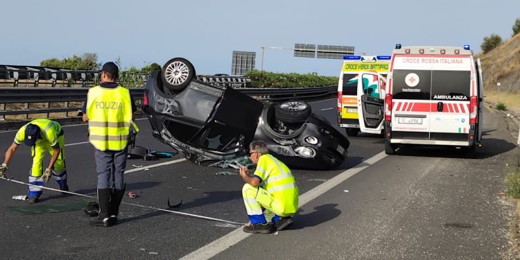 Auto si ribalta tra Eboli e Battipaglia: 4 feriti. Mezzi danneggiati a Sala Consilina per dei detriti