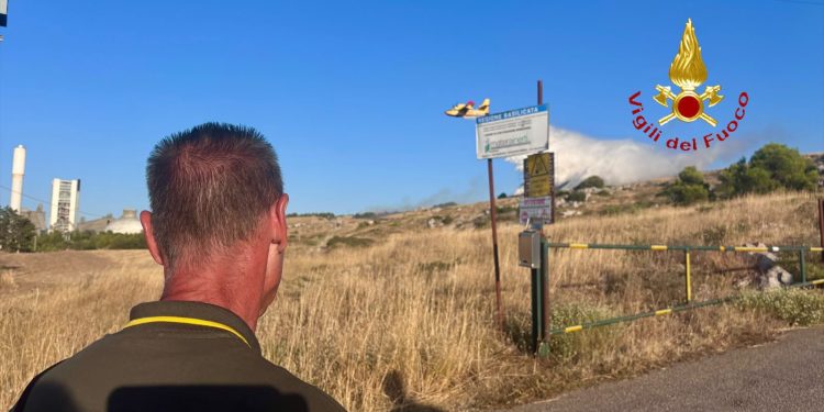 Incendio nella Murgia Materana, Vigili del Fuoco al lavoro da tre giorni: distrutti circa 450 ettari di vegetazione