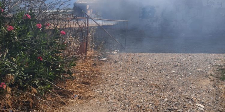 Incendio in un casolare a Eboli: tre giovani intossicati dal fumo