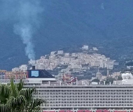Fumi anomali nei porti di Napoli e Salerno, presentati due esposti