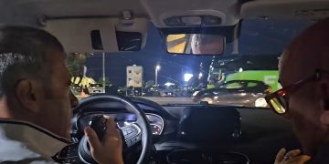 In giro per Salerno con un arsenale di armi da taglio: arrestato. Feriti due agenti dei Nos
