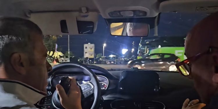 In giro per Salerno con un arsenale di armi da taglio: arrestato. Feriti due agenti dei Nos