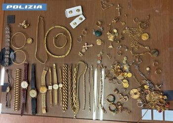 La Polizia stradale di Sala Consilina recupera gioielli per 125mila euro: erano stati sottratti ad un’anziana