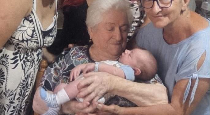 Festa grande a Polla: Elena diventa tris nonna per la seconda volta