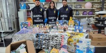 Prodotti non sicuri, sequestrati oltre 2mila articoli nel potentino: otto commercianti segnalati