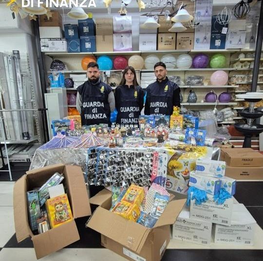 Prodotti non sicuri, sequestrati oltre 2mila articoli nel potentino: otto commercianti segnalati