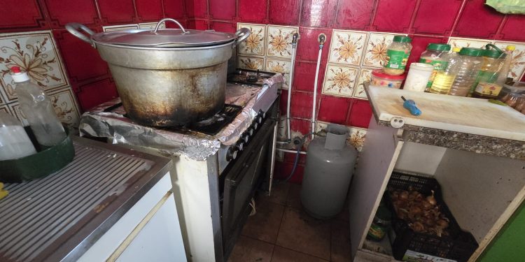 Grave caso di sovraffollamento in un appartamento nel centro storico di Salerno: scatta lo sgombero
