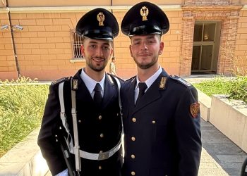 Dal Vallo di Diano alla Polizia di Stato: il giuramento di Francesco Pagliarulo, con gli alamari appuntati dal fratello Giovanni