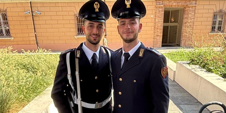 Dal Vallo di Diano alla Polizia di Stato: il giuramento di Francesco Pagliarulo, con gli alamari appuntati dal fratello Giovanni